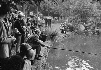 127026 Afbeelding van de viswedstrijd voor bejaarden in het Wilhelminapark te Utrecht, in het kader van de door de ...